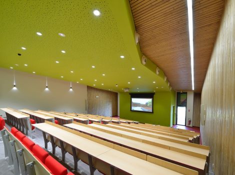 Amphi_salle-et-ecran-©Cluses-Images-Numeriques
