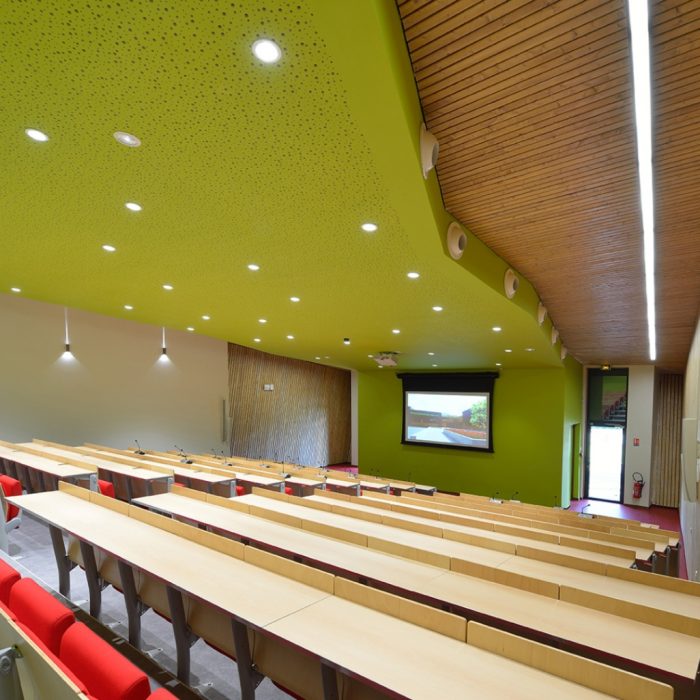 Amphi_salle-et-ecran-©Cluses-Images-Numeriques